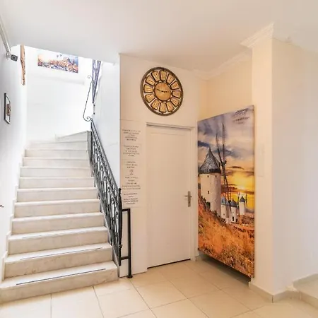 Daire Near To Center And